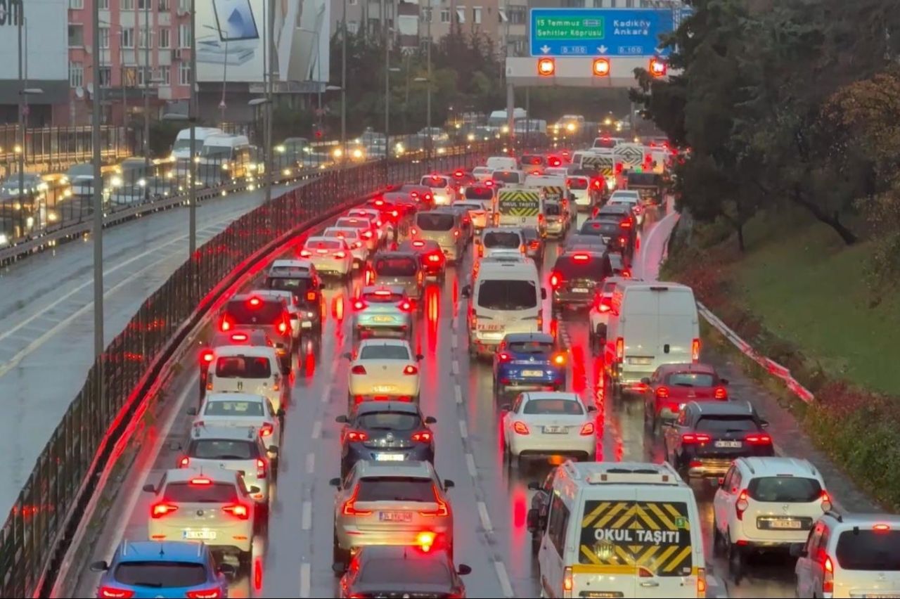 İstanbul trafik yoğunluğunda yoğunluğunda dünya lideri oldu! Bakın kaç saat kaybediyoruz! 8