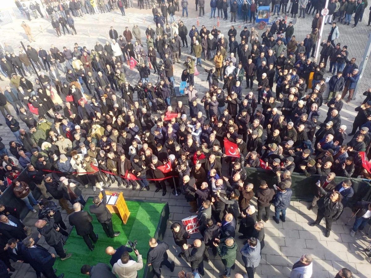 Özgür Özel, Konya Cihanbeyli'de beklediği ilgiyi bulamadı! Miting alanı boş olunca konuşmayı kısa tuttu! 3