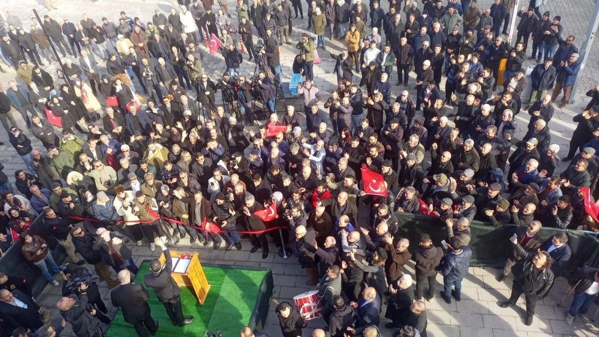 Özgür Özel, Konya Cihanbeyli'de beklediği ilgiyi bulamadı! Miting alanı boş olunca konuşmayı kısa tuttu! 1
