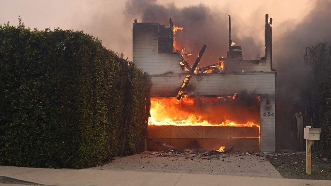 Los Angeles'taki yangında evleri küle döndü! İşte o ünlülerin listesi 1