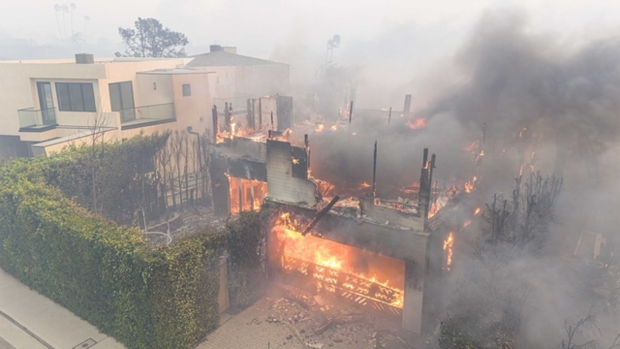Los Angeles'taki yangında evleri küle döndü! İşte o ünlülerin listesi 6