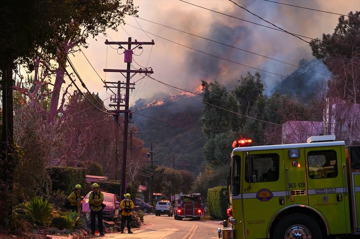 Los Angeles yangınları, Türk ünlüleri de vurdu! Ali Koç'tan Serenay Sarıkaya'ya birçok ünlünün evi küle döndü... 4