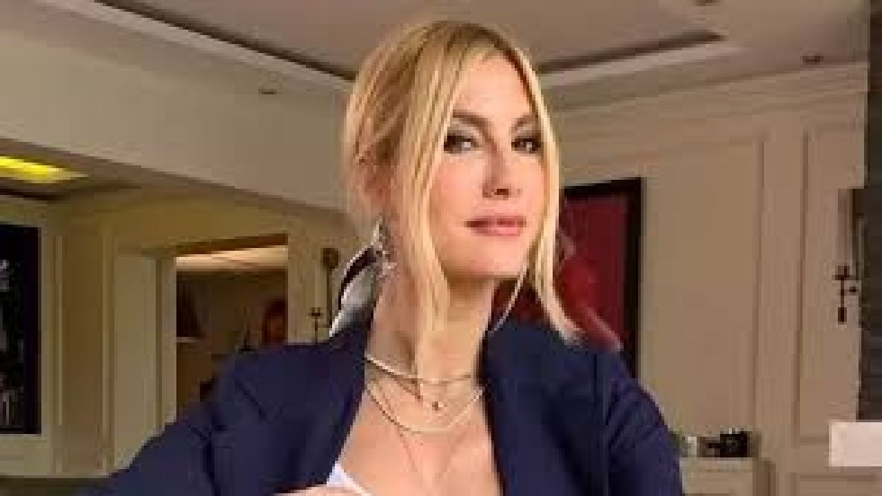 Ünlü manken Çağla Şikel on yaş küçük sevgilisi ile görüntülendi 1