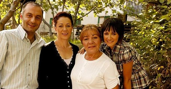 Yaprak Dökümü'nün Neyyir Hanım'ıydı... Bedia Ener Öztep, 70 yaşında hayatını kaybetti.... 1