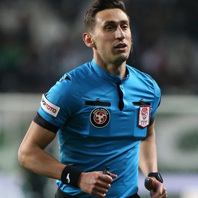 Ahmet Çakar'dan geceye damga vuran sözler: "Fenerbahçe hakemle kazandı! 45 yıldır hakemlik camiasındayım, böyle bir rezillik görmedim! Bunun adı soykırım! Türk hakemliği çürümüş" 2