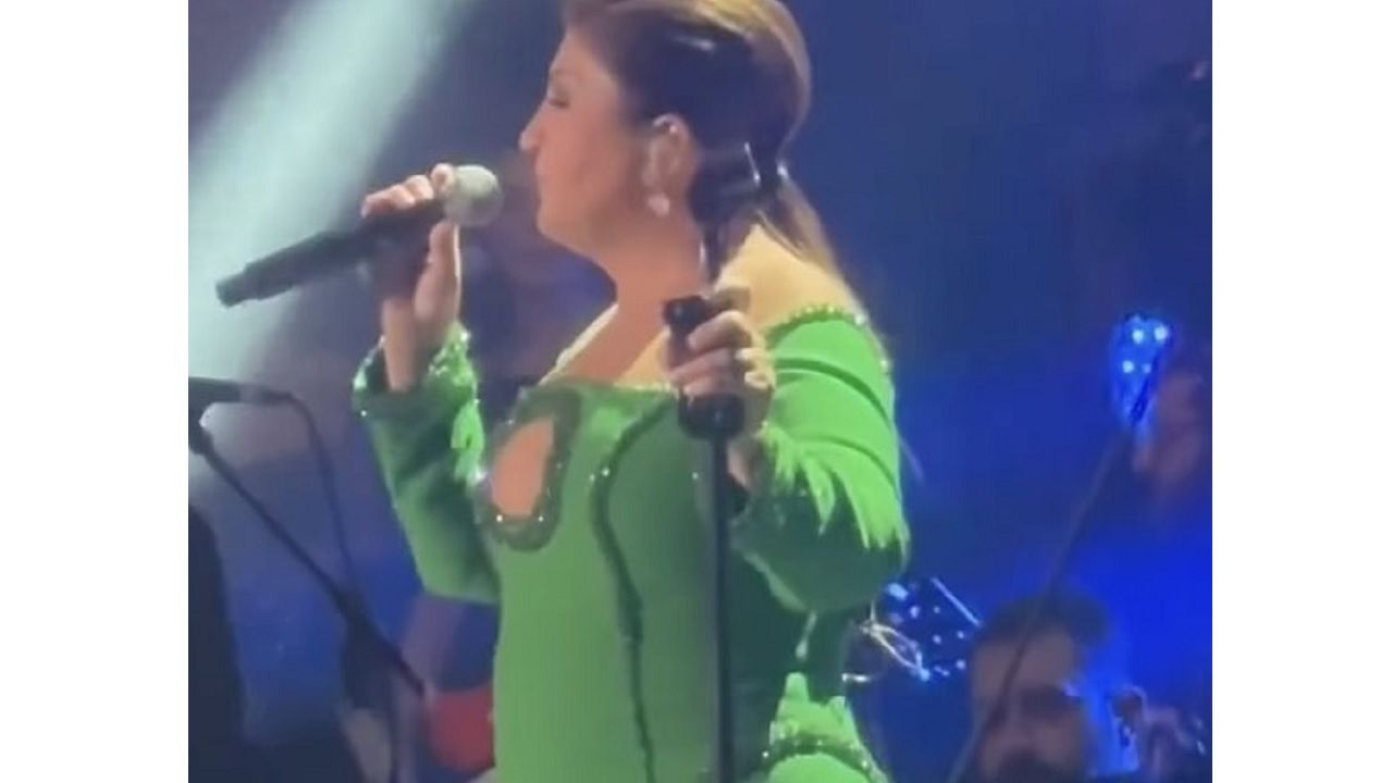 Kostüm polemiği bitmiyor! Sibel Can'a yine yeniden tepki yağdı! "Sütyeni üste değil alta takacaksın" 1