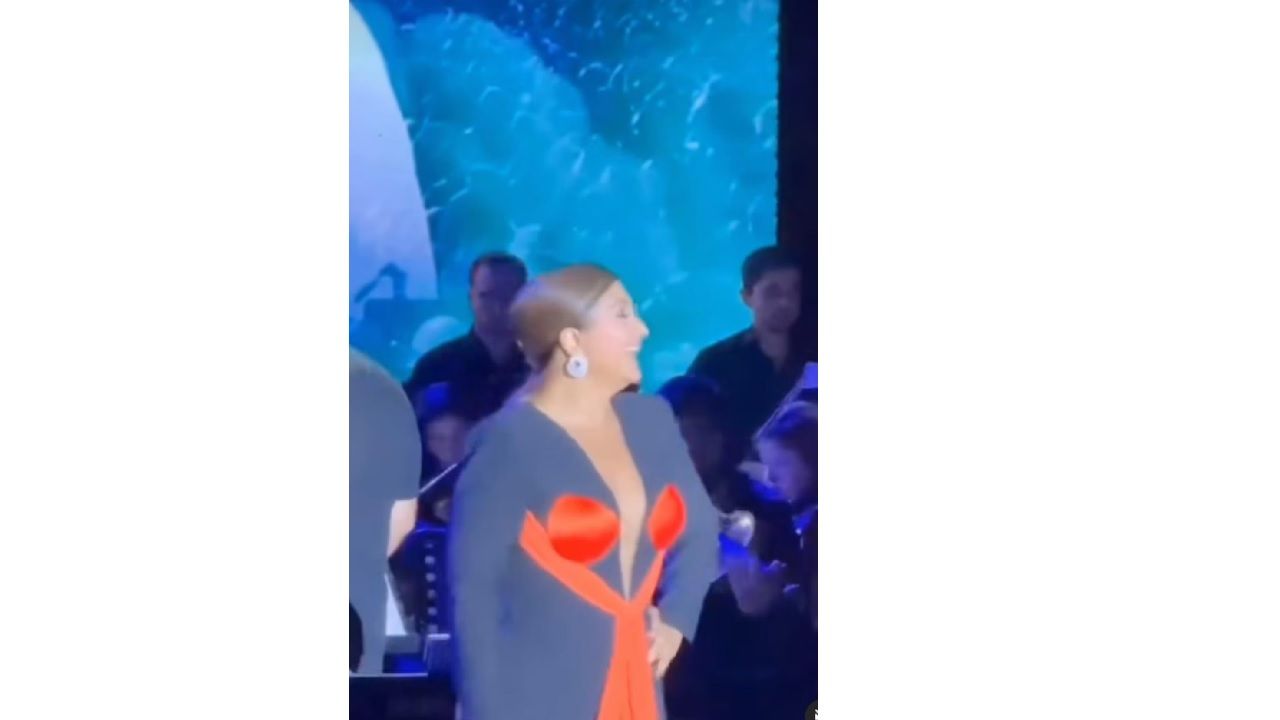 Kostüm polemiği bitmiyor! Sibel Can'a yine yeniden tepki yağdı! "Sütyeni üste değil alta takacaksın" 4