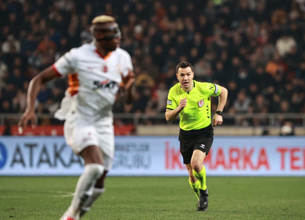 "Hatayspor - Galatasaray maçında büyük skandal yaşandı! Hem net penaltıyı vermediler hem de Barış Alper Yılmaz'ın golü nasıl ofsayt anlamadım!" 6