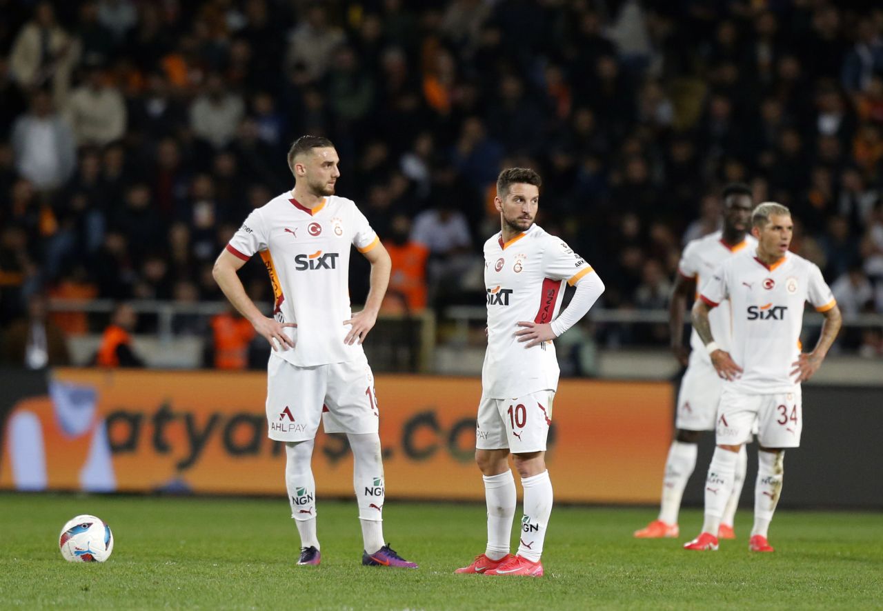 "Hatayspor - Galatasaray maçında büyük skandal yaşandı! Hem net penaltıyı vermediler hem de Barış Alper Yılmaz'ın golü nasıl ofsayt anlamadım!" 2