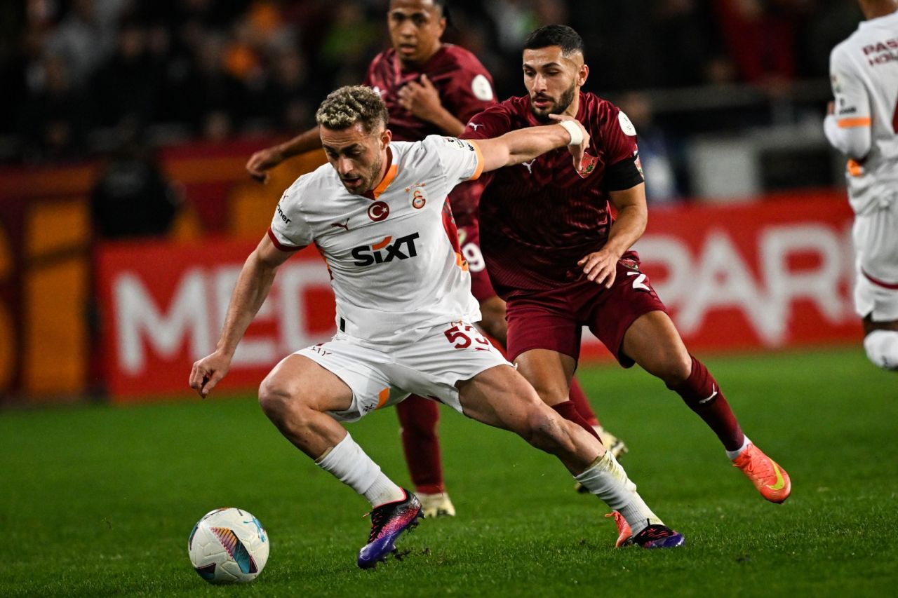 "Hatayspor - Galatasaray maçında büyük skandal yaşandı! Hem net penaltıyı vermediler hem de Barış Alper Yılmaz'ın golü nasıl ofsayt anlamadım!" 4