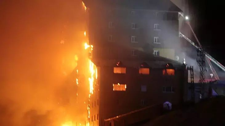 Bolu Kartalkaya Kayak Merkezi'nde otel yangını! Felaketin boyutu gün ağarınca ortaya çıktı... İşte bölgeden görüntüler... 8