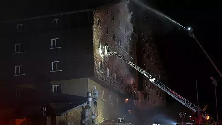 Bolu Kartalkaya Kayak Merkezi'nde otel yangını! Felaketin boyutu gün ağarınca ortaya çıktı... İşte bölgeden görüntüler... 11