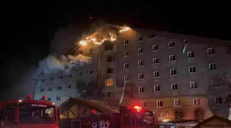Bolu Kartalkaya Kayak Merkezi'nde otel yangını! Felaketin boyutu gün ağarınca ortaya çıktı... İşte bölgeden görüntüler... 2