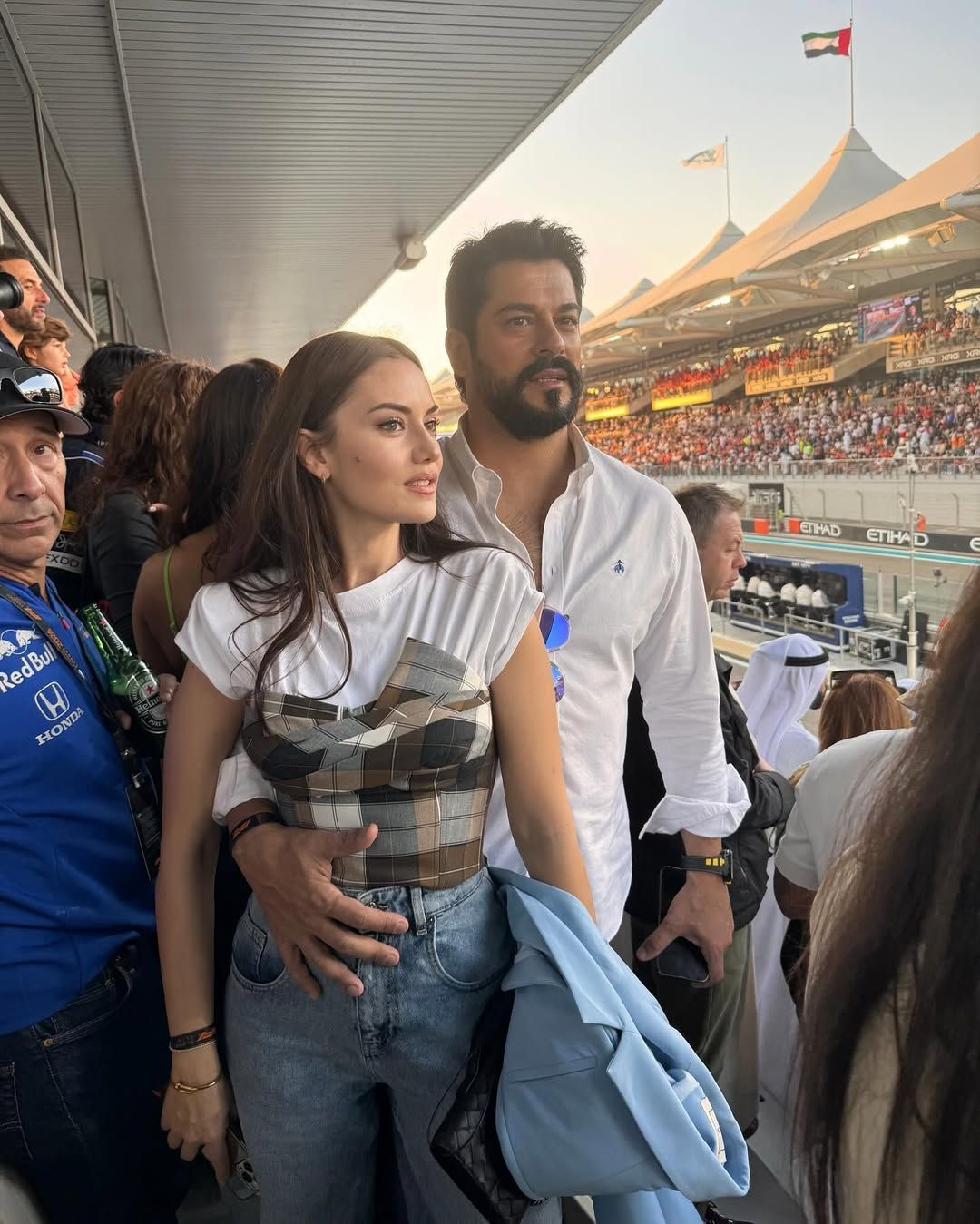 Riyad'da Türk oyuncuların İngilizce sınavı! Barış Arduç ve Fahriye Evcen tam not aldı! ''Burak Özçivit bildiği tüm kelimeleri sıralamış” 7
