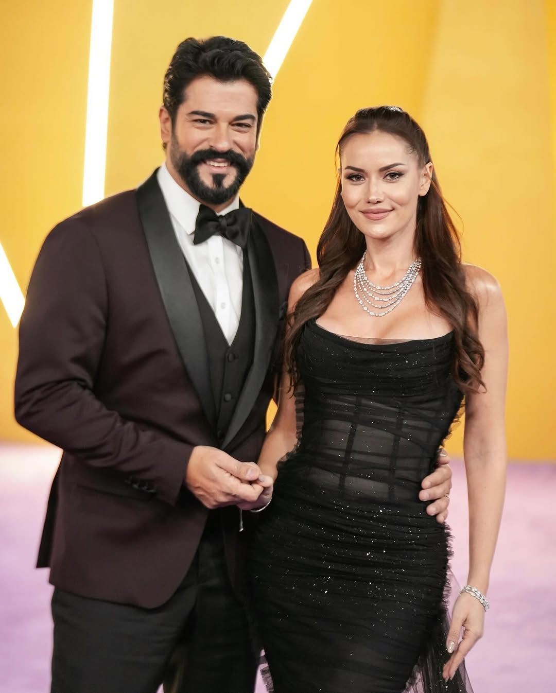 Riyad'da Türk oyuncuların İngilizce sınavı! Barış Arduç ve Fahriye Evcen tam not aldı! ''Burak Özçivit bildiği tüm kelimeleri sıralamış” 1