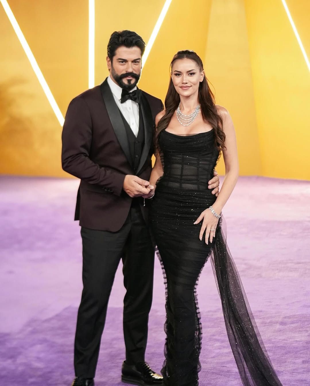 Riyad'da Türk oyuncuların İngilizce sınavı! Barış Arduç ve Fahriye Evcen tam not aldı! ''Burak Özçivit bildiği tüm kelimeleri sıralamış” 2