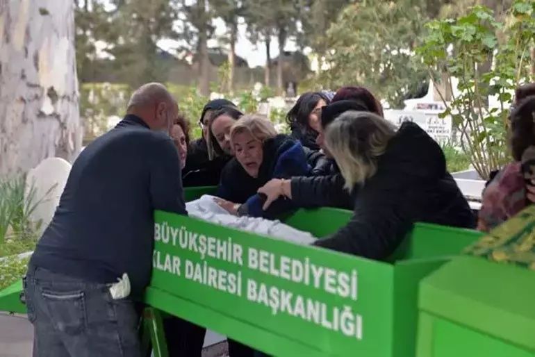 Otel yangını faciasında yok olan aileler! Yürek dağlayan görüntüler! Anne-kızın helalliğinde gözyaşları sel oldu... 3