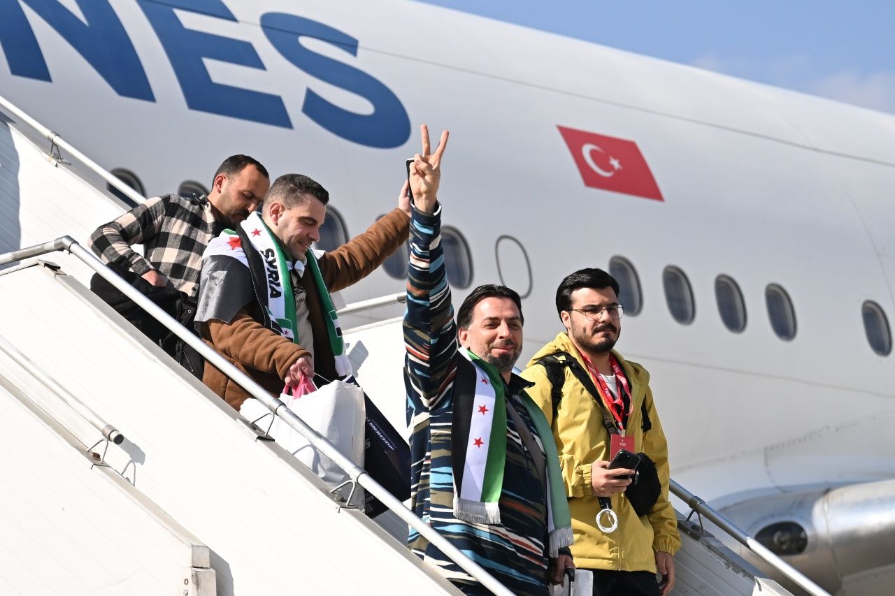 Türk Hava Yolları, 13 yıl sonra Şam'a ilk seferini yaptı! Suriye'ye ayak basar basmaz toprağı öptüler... 4