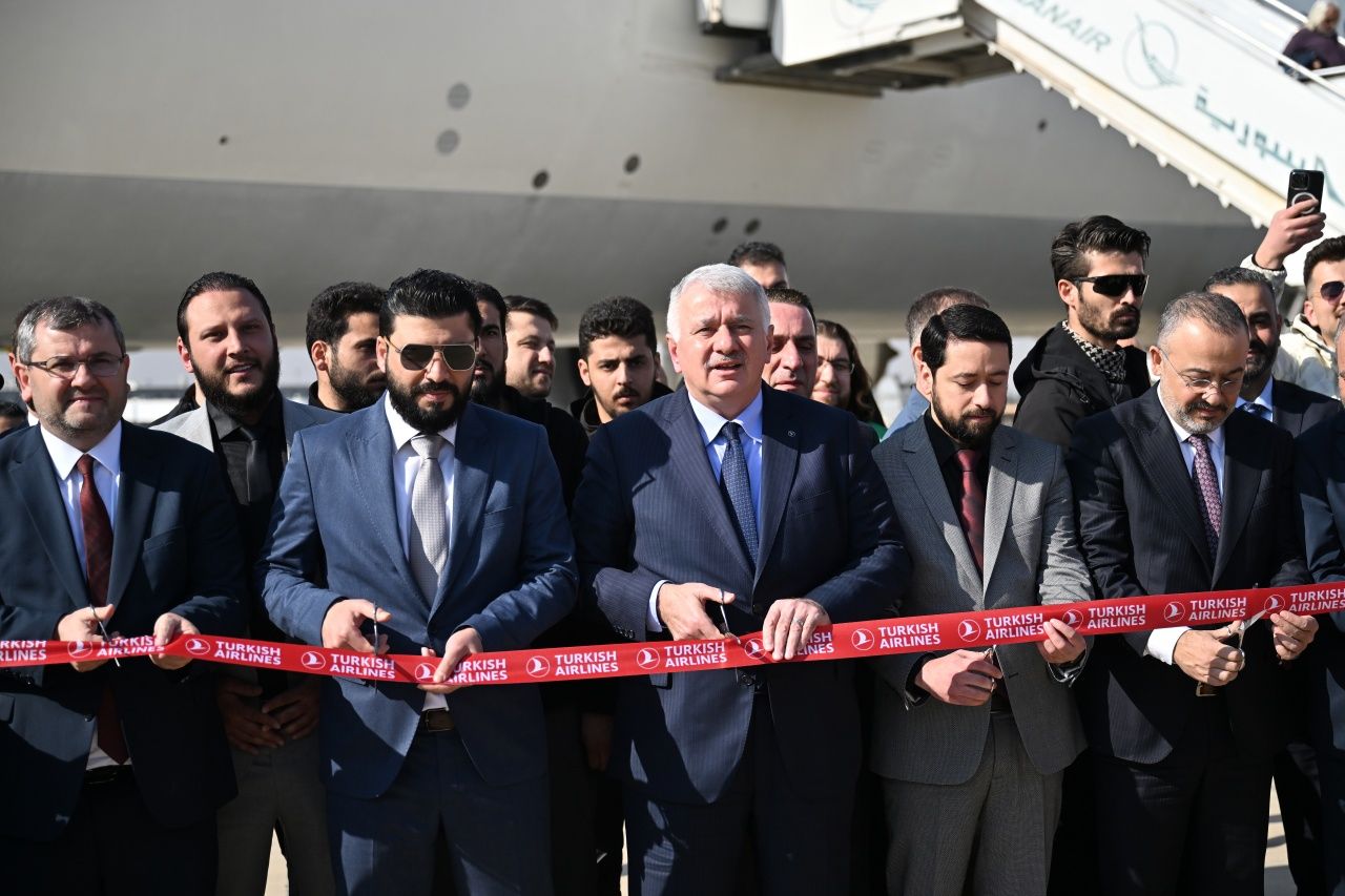 Türk Hava Yolları, 13 yıl sonra Şam'a ilk seferini yaptı! Suriye'ye ayak basar basmaz toprağı öptüler... 9