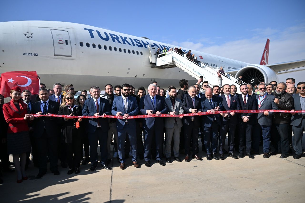 Türk Hava Yolları, 13 yıl sonra Şam'a ilk seferini yaptı! Suriye'ye ayak basar basmaz toprağı öptüler... 7