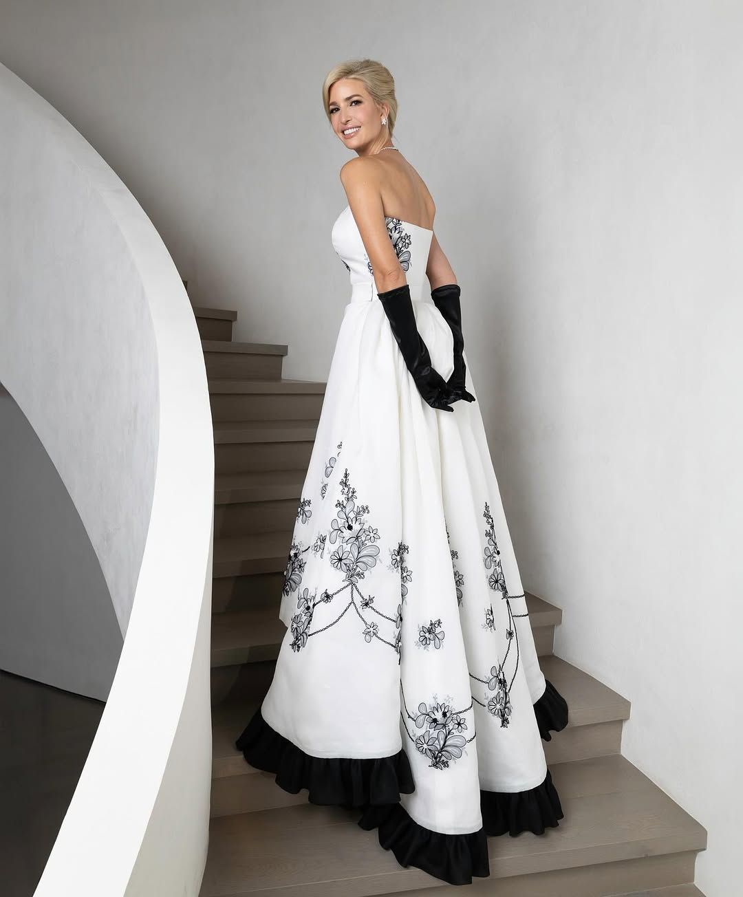 Ivanka Trump yemin töreninde boynunda servet taşıdı! 2