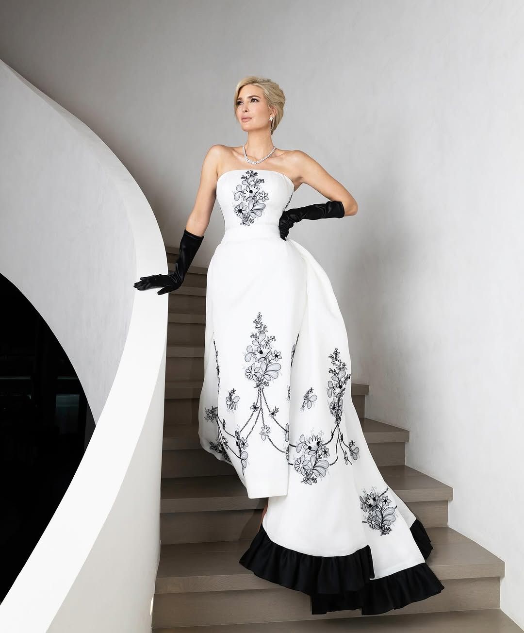 Ivanka Trump yemin töreninde boynunda servet taşıdı! 4