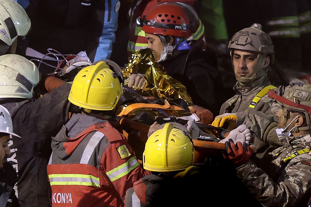Konya'da enkaz altındaki 2 kişi sağ olarak çıkarıldı 1