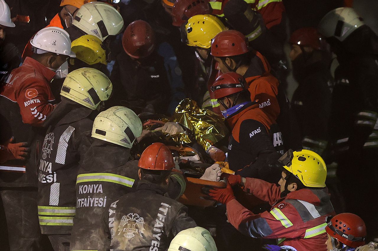 Konya'da enkaz altındaki 2 kişi sağ olarak çıkarıldı 4