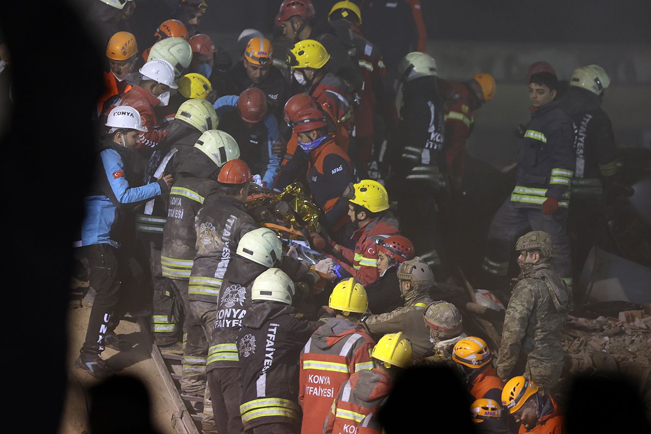 Konya'da enkaz altındaki 2 kişi sağ olarak çıkarıldı 5