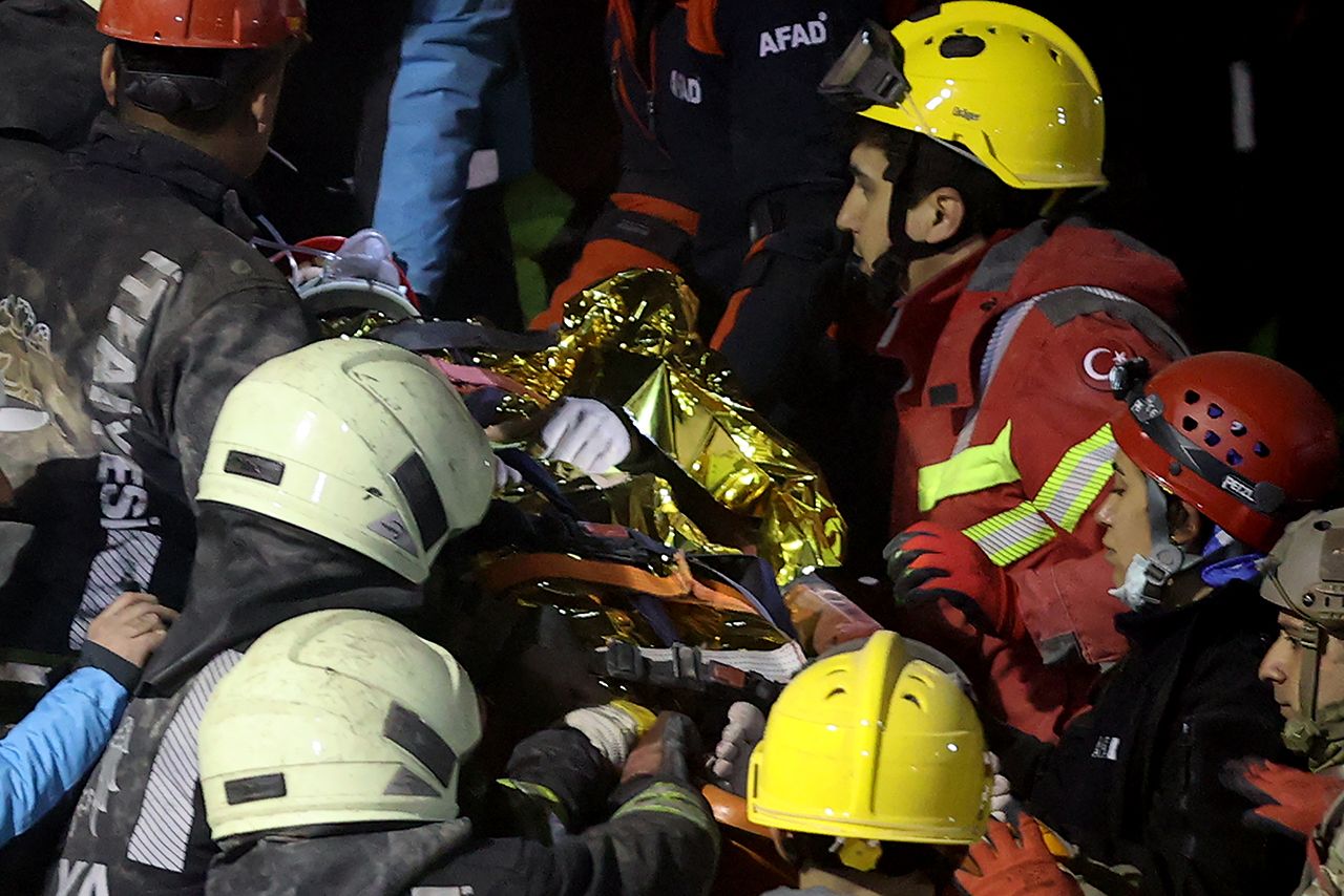Konya'da enkaz altındaki 2 kişi sağ olarak çıkarıldı 6