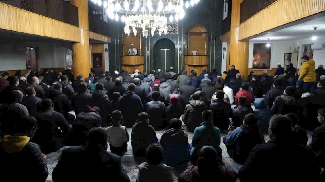 Türkiye Miraç Kandili'ni coşku ile idrak etti! Camilerde kandil yoğunluğu yaşandı... 2