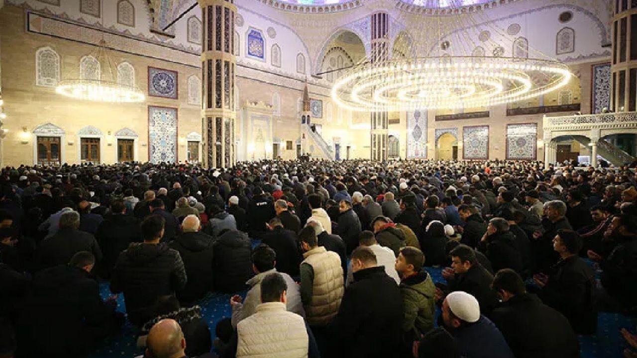 Türkiye Miraç Kandili'ni coşku ile idrak etti! Camilerde kandil yoğunluğu yaşandı... 4