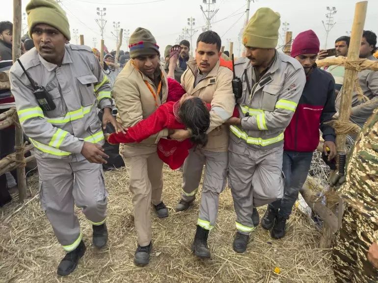 Hindistan'da dini Kumb Mela Festivali'nde izdiham! Çok sayıda ölü var... 5