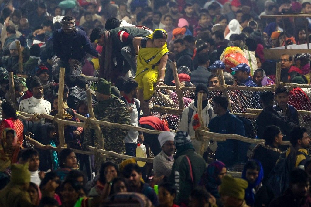 Hindistan'da dini Kumb Mela Festivali'nde izdiham! Çok sayıda ölü var... 1