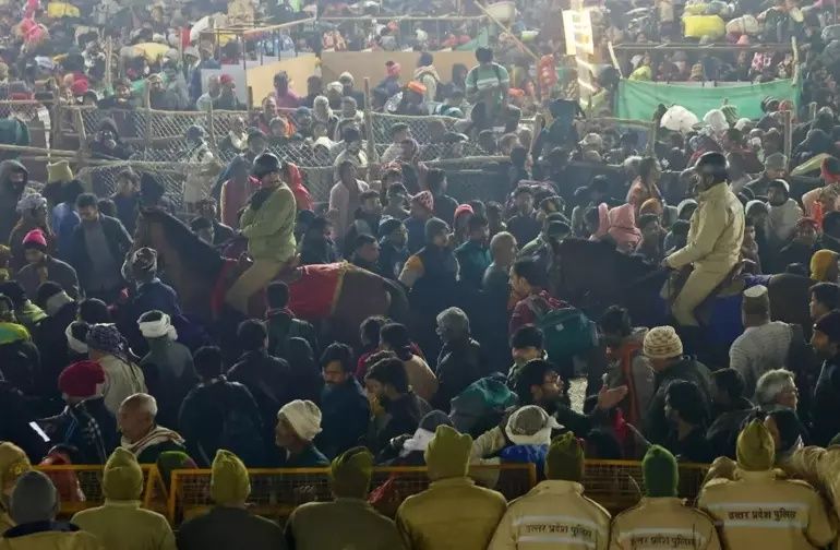 Hindistan'da dini Kumb Mela Festivali'nde izdiham! Çok sayıda ölü var... 6