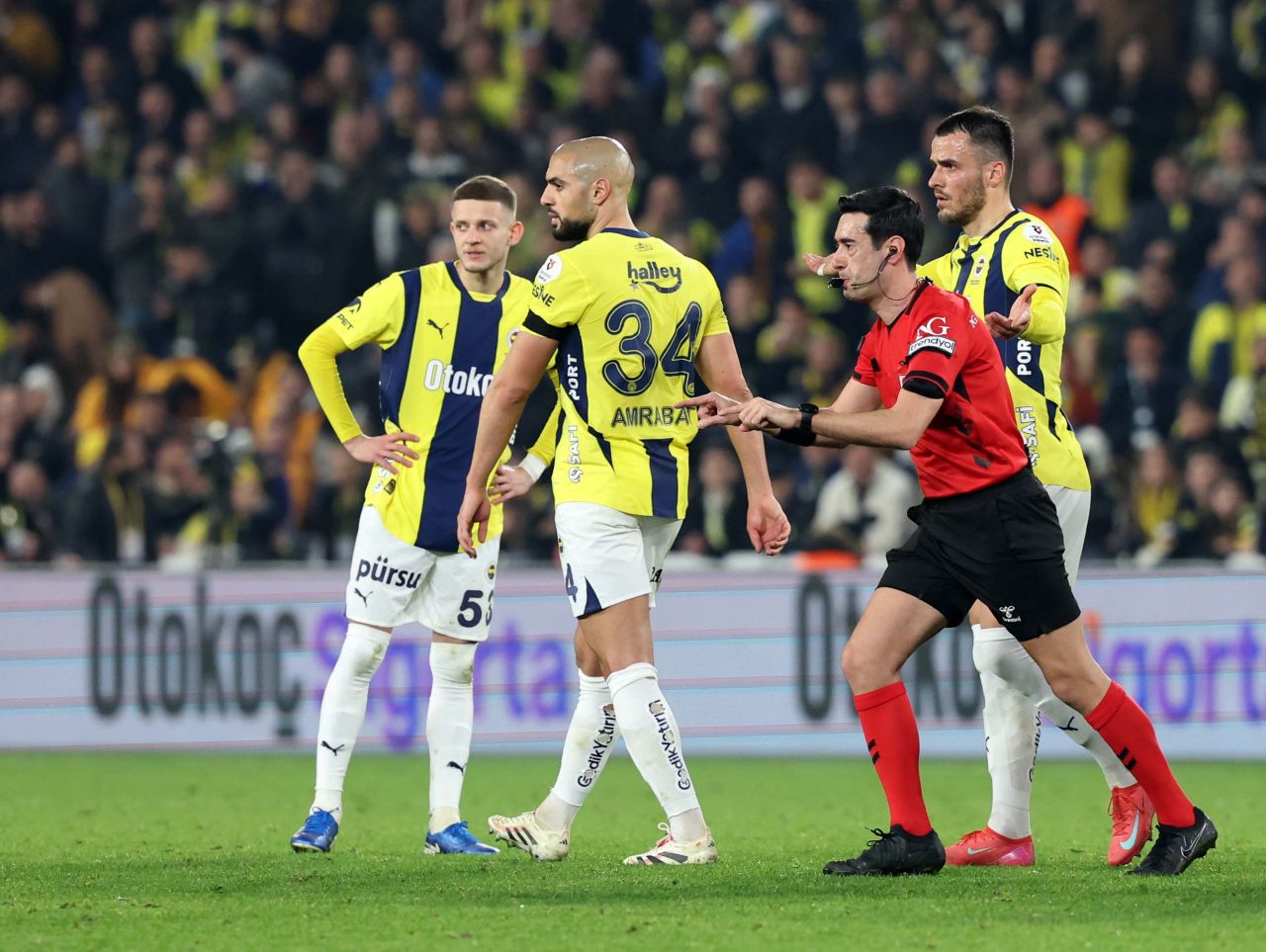 "Hakem bütün taktir haklarını Fenerbahçe'den yana kullandı! Her şeyi hazırladı, önlerine sundu, onda bile kazanmakta zorlandılar! Tüm bunlar Galatasaray kopup gitmesin diye" 2