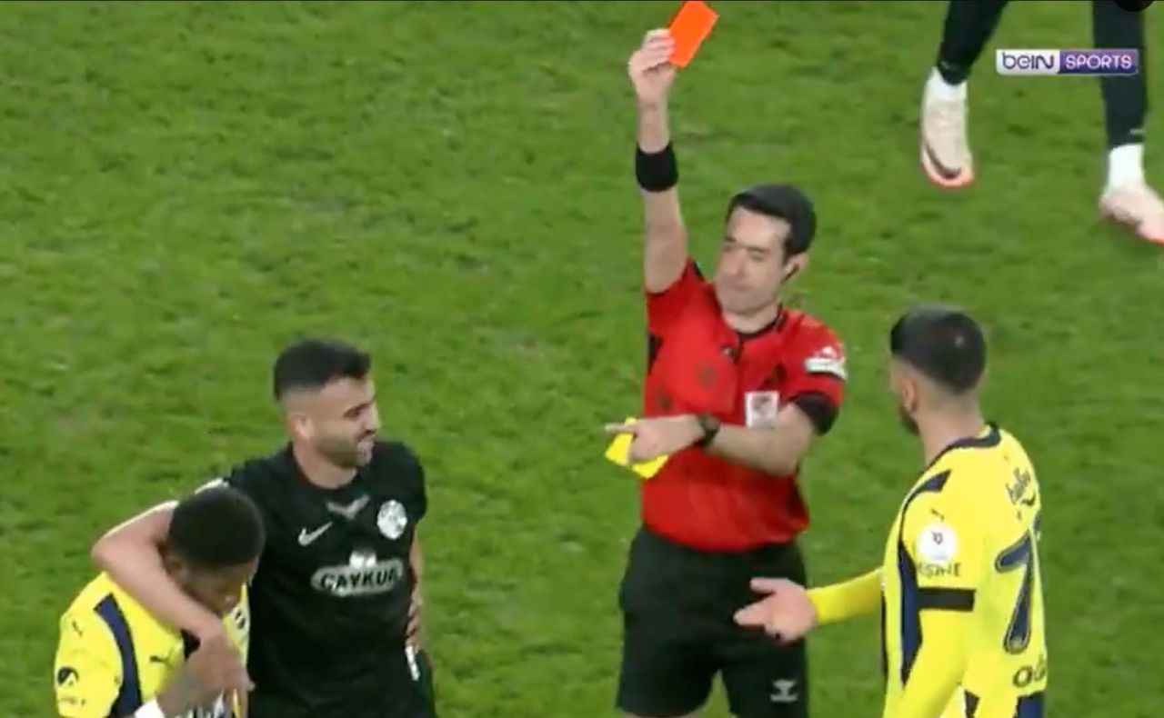"Hakem bütün taktir haklarını Fenerbahçe'den yana kullandı! Her şeyi hazırladı, önlerine sundu, onda bile kazanmakta zorlandılar! Tüm bunlar Galatasaray kopup gitmesin diye" 4