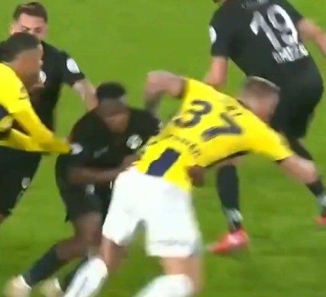 "Hakem bütün taktir haklarını Fenerbahçe'den yana kullandı! Her şeyi hazırladı, önlerine sundu, onda bile kazanmakta zorlandılar! Tüm bunlar Galatasaray kopup gitmesin diye" 6