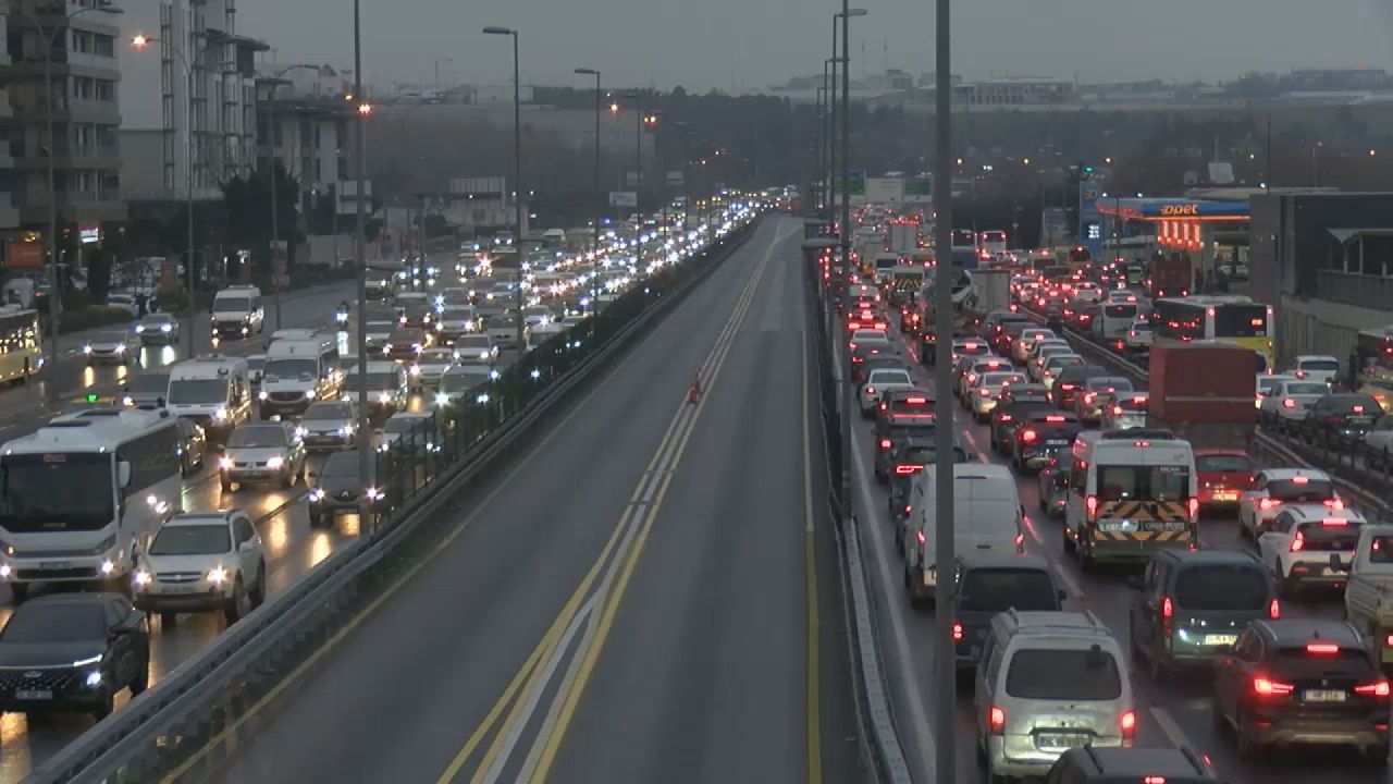 İstanbul'da çile başladı! Trafik yoğunluğu yüzde 80! İşte son durum... 1