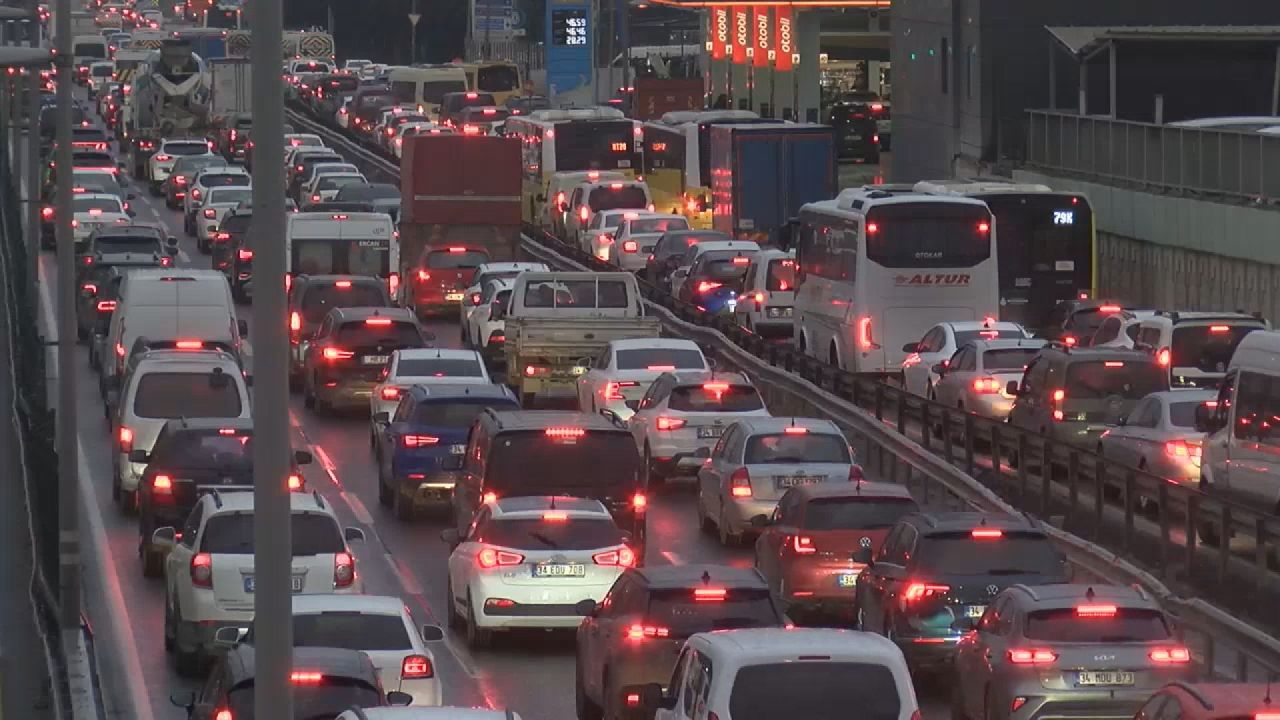 İstanbul'da çile başladı! Trafik yoğunluğu yüzde 80! İşte son durum... 2