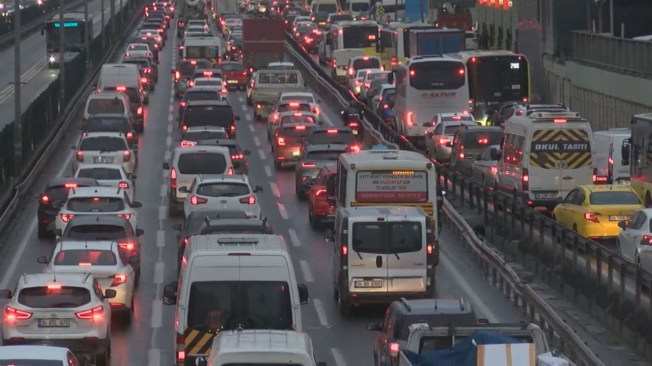 İstanbul'da çile başladı! Trafik yoğunluğu yüzde 80! İşte son durum... 3