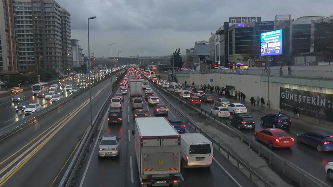 İstanbul'da çile başladı! Trafik yoğunluğu yüzde 80! İşte son durum... 4