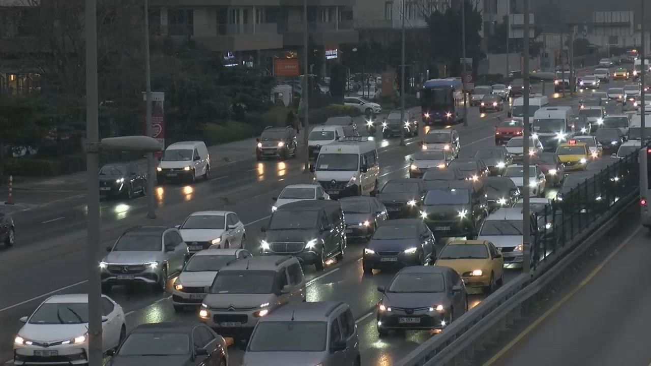 İstanbul'da çile başladı! Trafik yoğunluğu yüzde 80! İşte son durum... 5