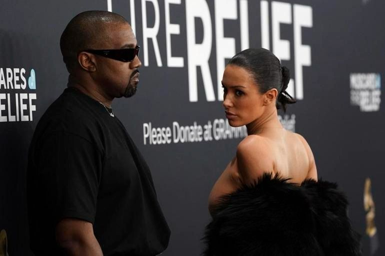 Grammy'de şok hareket! Kanye West'in karısı aniden soyundu! 1