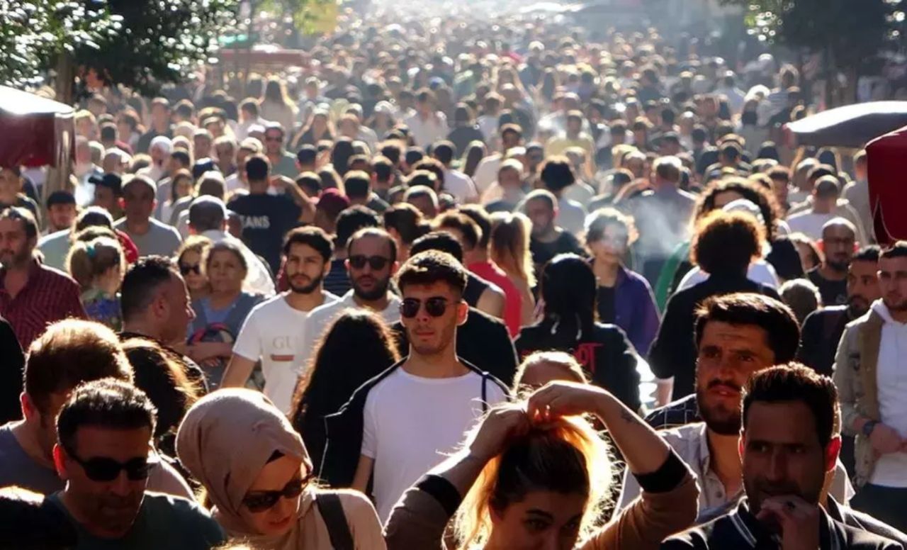 Türkiye'nin en yoğun bölgeleri belli oldu! Bin kişiden 11'i bu ilçelerde yaşıyor 4