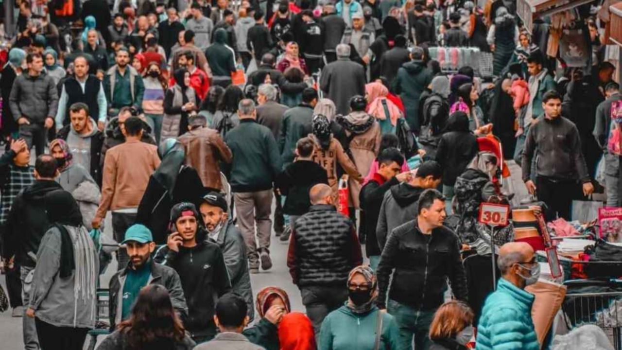 Türkiye'nin en yoğun bölgeleri belli oldu! Bin kişiden 11'i bu ilçelerde yaşıyor 8