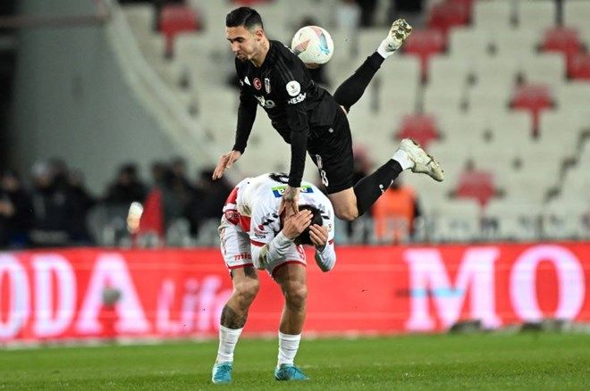 Beşiktaşlı futbolcunun önce adını verdi sonra üstünü direkt sildi: Onu ilk 11'e koymam! 6