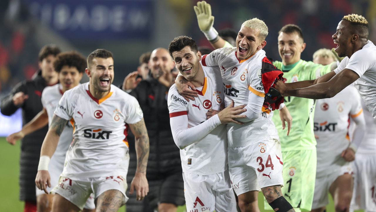 Galatasaray'ın Adana Demirspor maçı ilk 11'i belli oldu! Okan Buruk yeni transferleri sahaya sürüyor: Gözler Carlos Cuesta'da 1