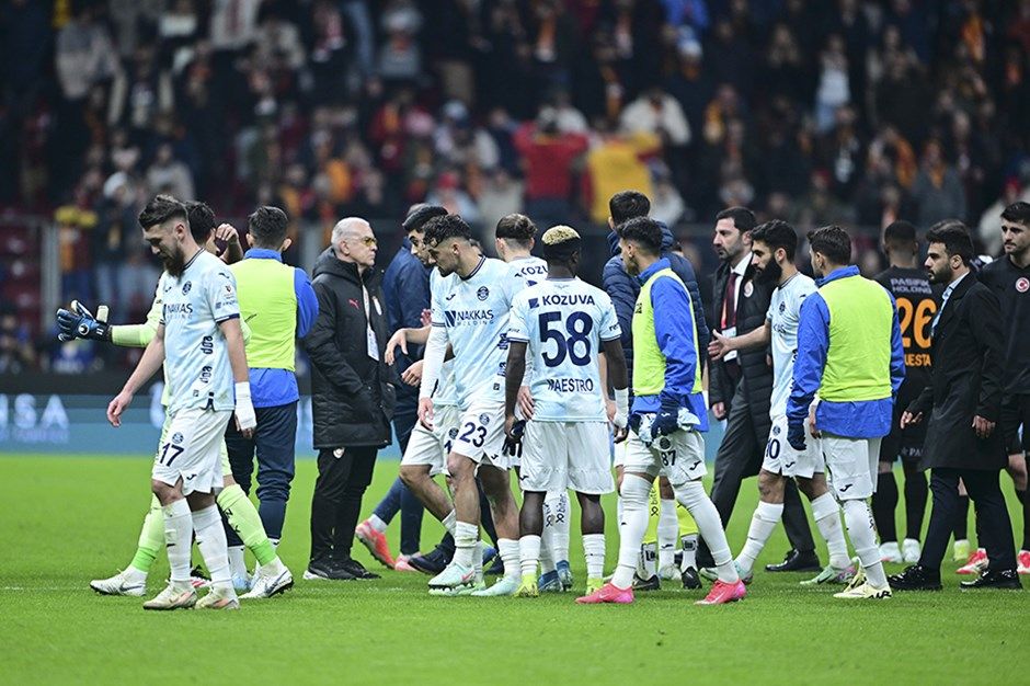 Nihat Kahveci, Galatasaray - Adana Demirspor maçı sonrası öfkeden deliye döndü: Çekin fişi, kapatın! 1