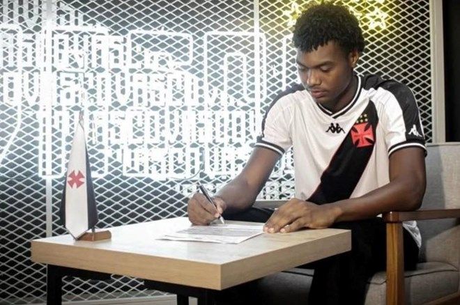Fenerbahçe'den transferin son gününde sürpriz transfer! 19'luk forvet Süper Lig ekibine kiralanacak 4